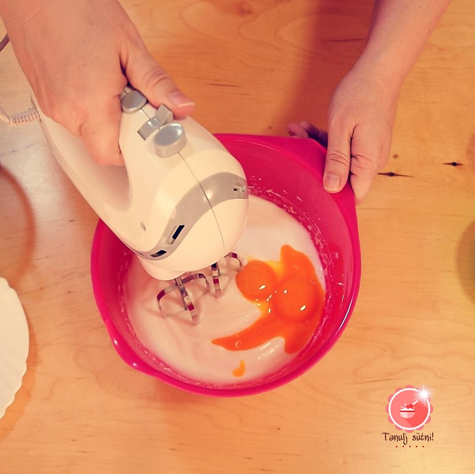 Miként kerül a tojás sárgája a piskóta tésztába?