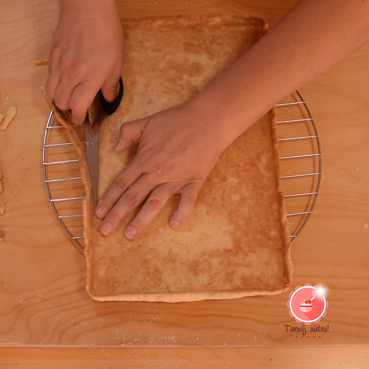 Az omlós tészta formázása -  Süti lap sütés, szélezés